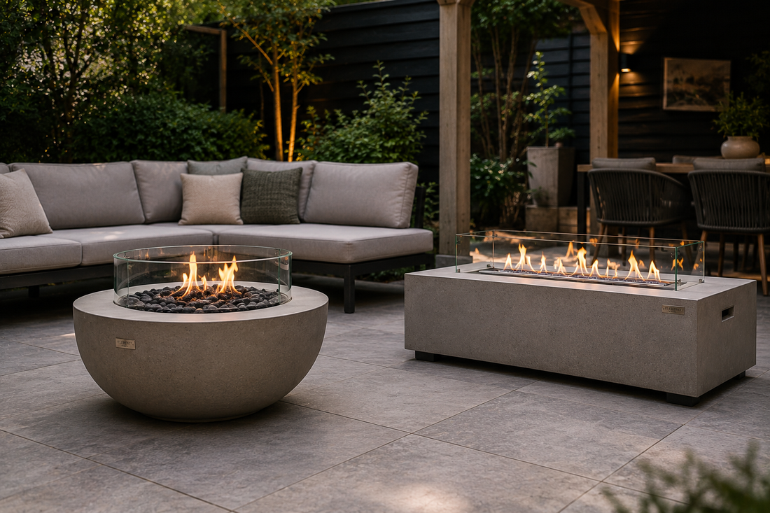 ronde en rechthoekige vuurtafel naast loungeset op modern terras