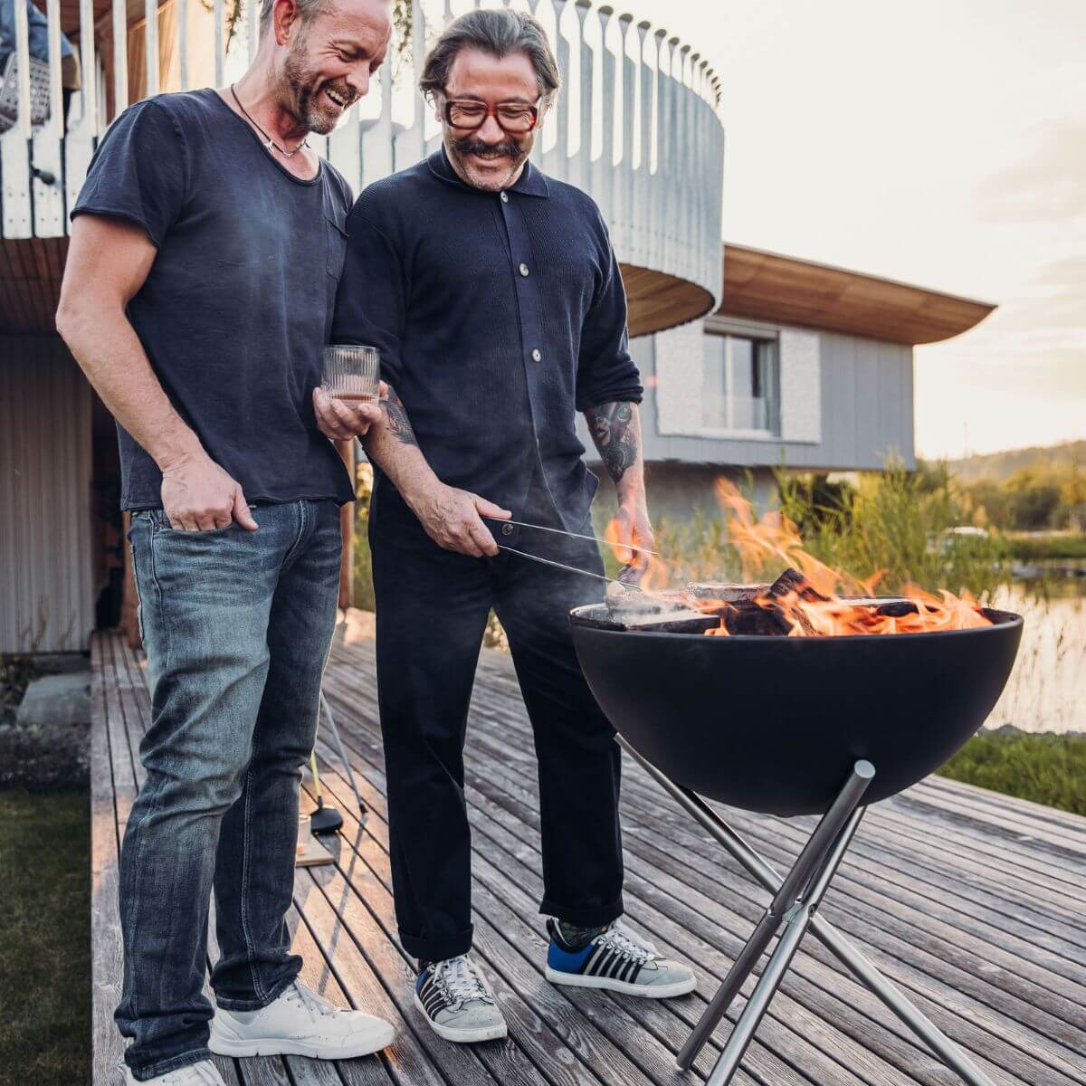 Höfats bowl 57 vuurkorf met driepoot